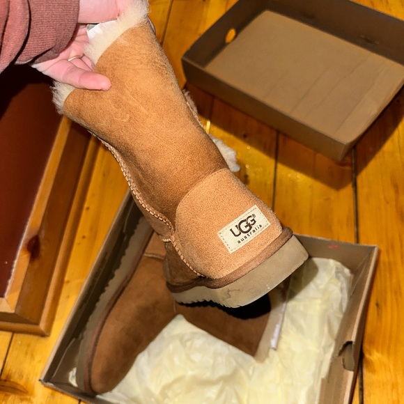 Bailey Button Uggs - Picture 2 of 5
